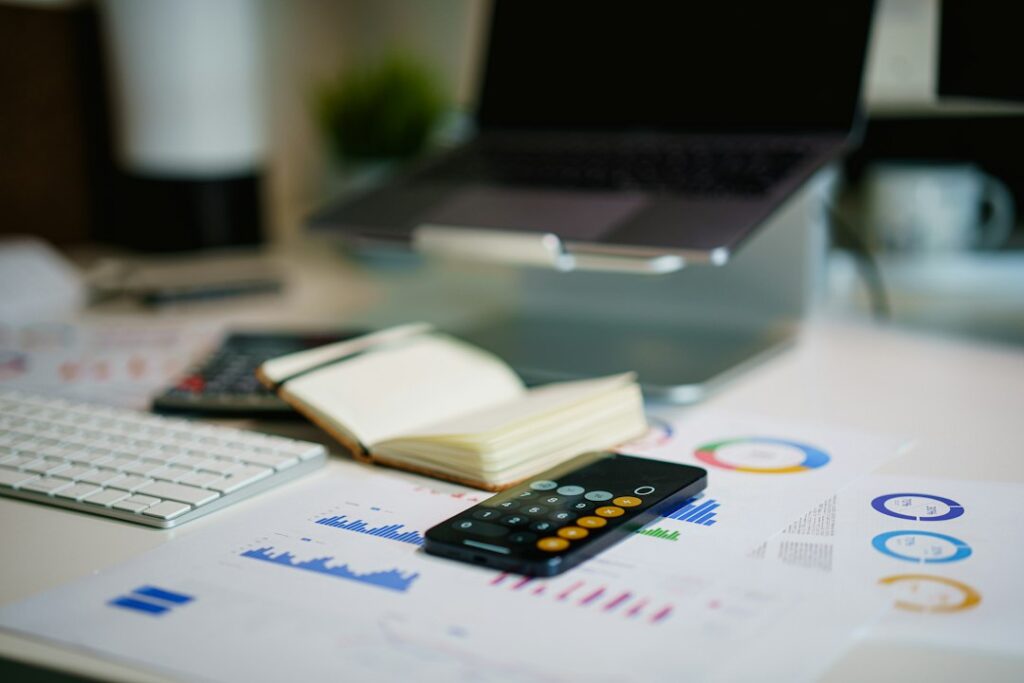 Graphiques et calculatrice utilisés pour examiner des données de gestion.