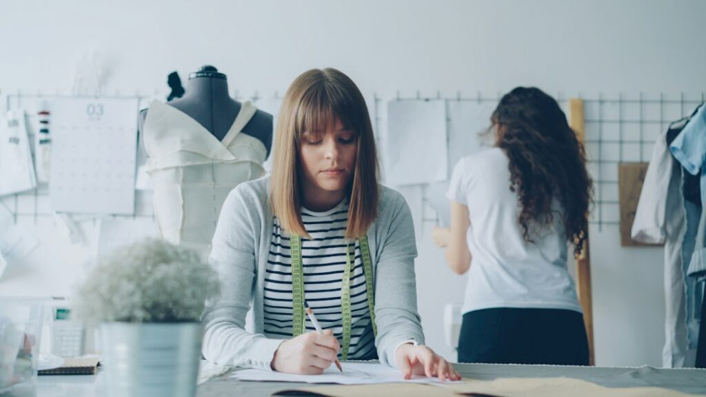 Photographie d’illustration : deux personnes travaillent dans un studio de création.