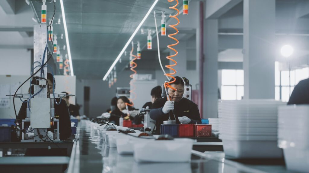 Équipe au travail sur plusieurs postes dans un atelier industriel.