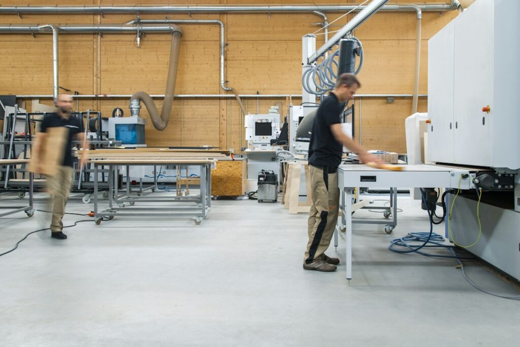Travail du bois dans un atelier de fabrication de mobilier.