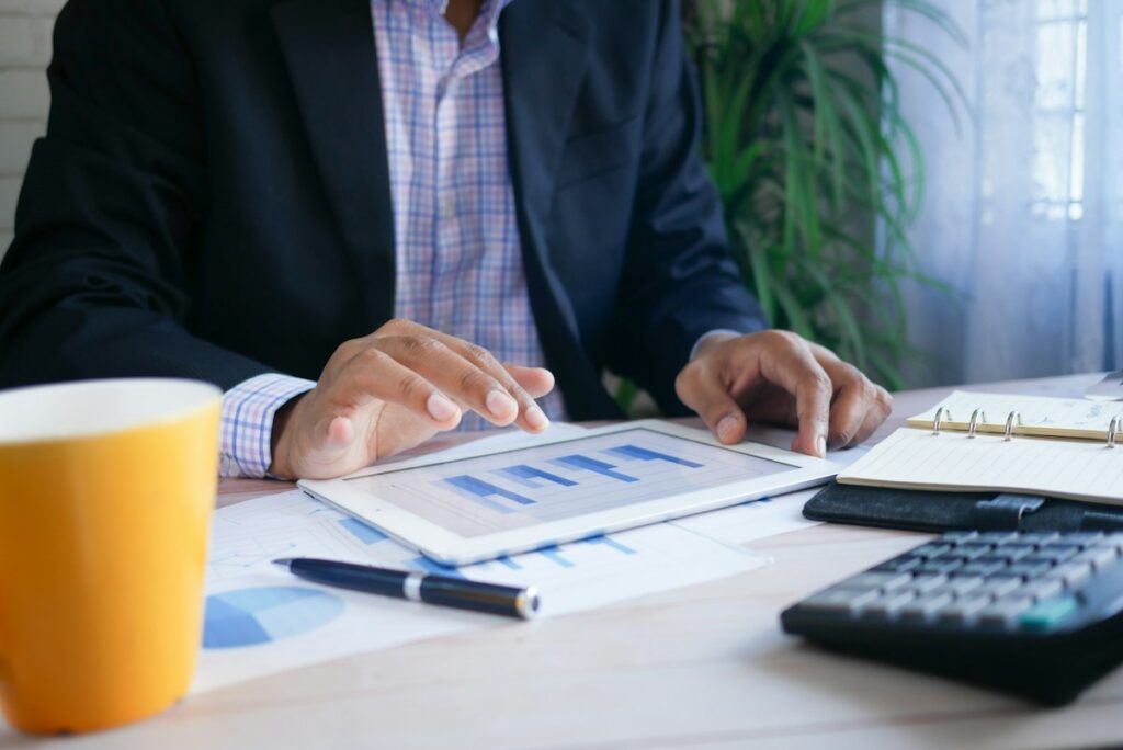 Documents financiers et calculatrice sur un bureau clair.