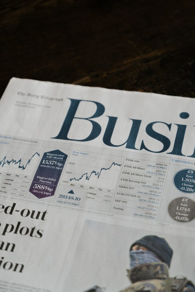 Page économique d’un journal avec des données financières.