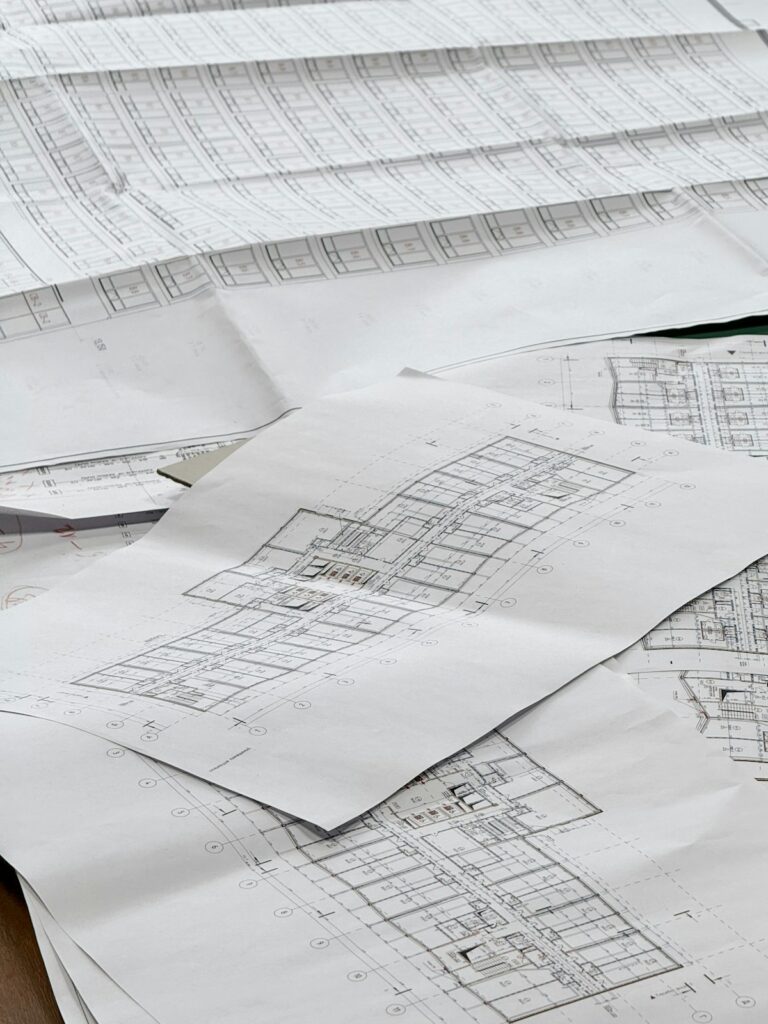 Plans techniques disposés sur une surface claire.