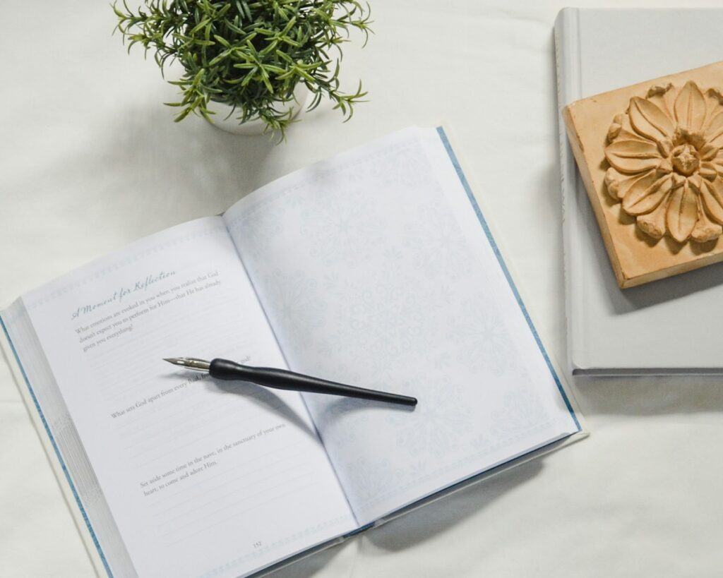 Carnet ouvert et stylo sur une table claire.