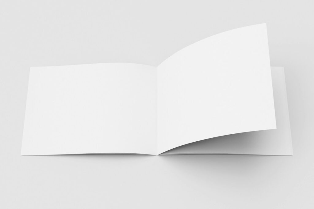 Brochure blanche ouverte sur un fond clair.