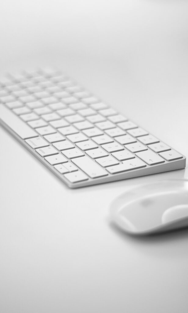Clavier et accessoires de bureau.