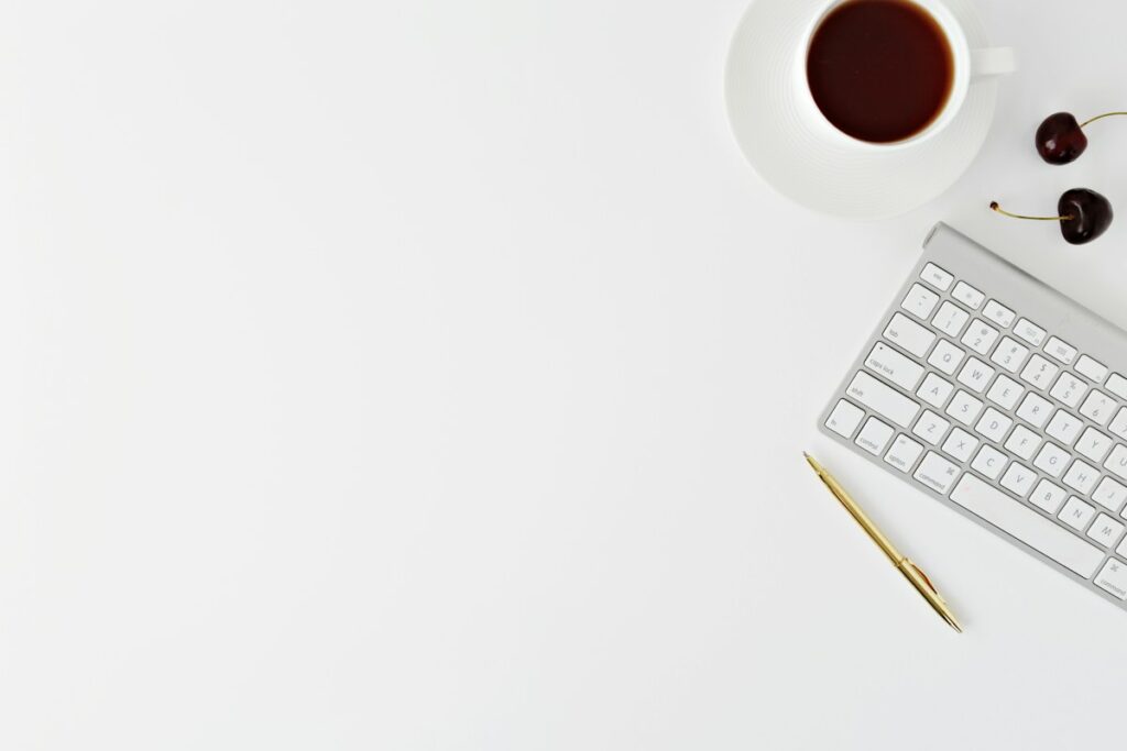 Clavier et accessoires de bureau.