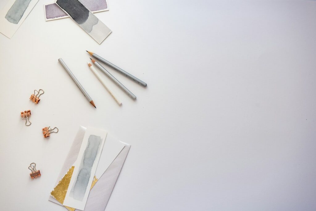 Crayons et accessoires de bureau.