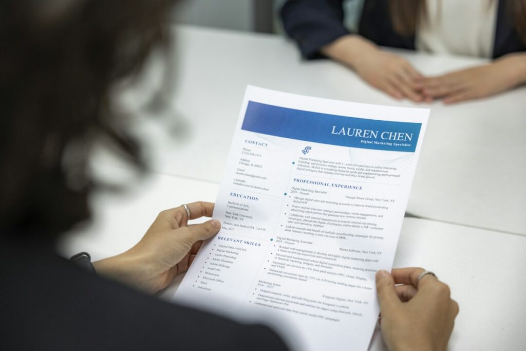 Lecture d’un curriculum vitae dans un espace de travail clair.