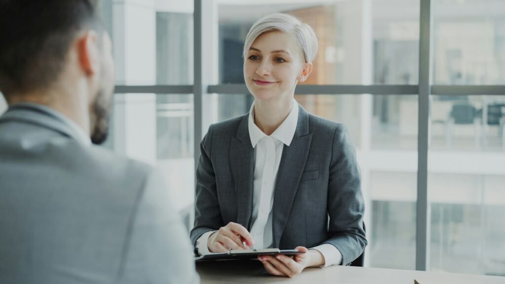 Entretien professionnel dans un bureau vitré lumineux.