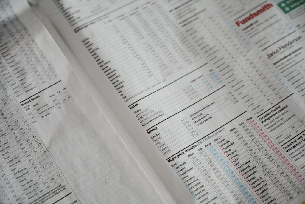 Tableau de données financières imprimé sur du papier clair.