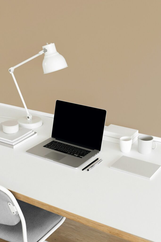 Ordinateur portable dans un espace de travail.