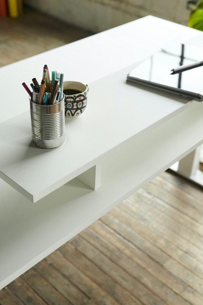 Crayons et accessoires de bureau.