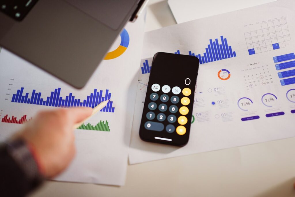 Calculatrice de téléphone et graphiques sur des documents blancs.