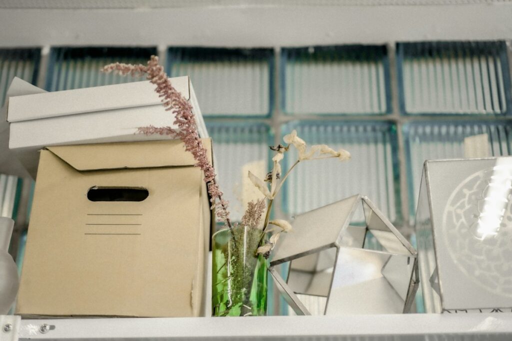 Boîtes de rangement et classeurs dans un espace de travail clair.