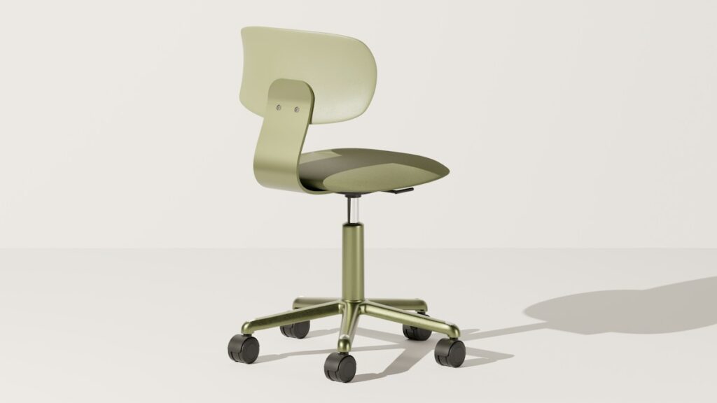 Chaise de bureau vert clair à roulettes sur un fond clair.