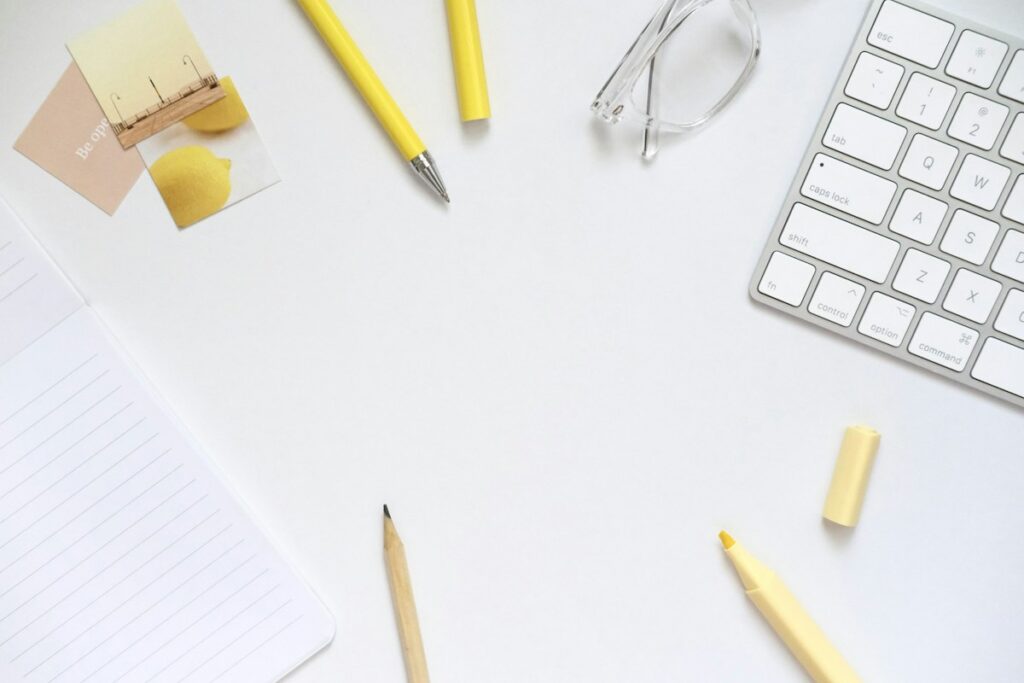 Clavier et accessoires de bureau.